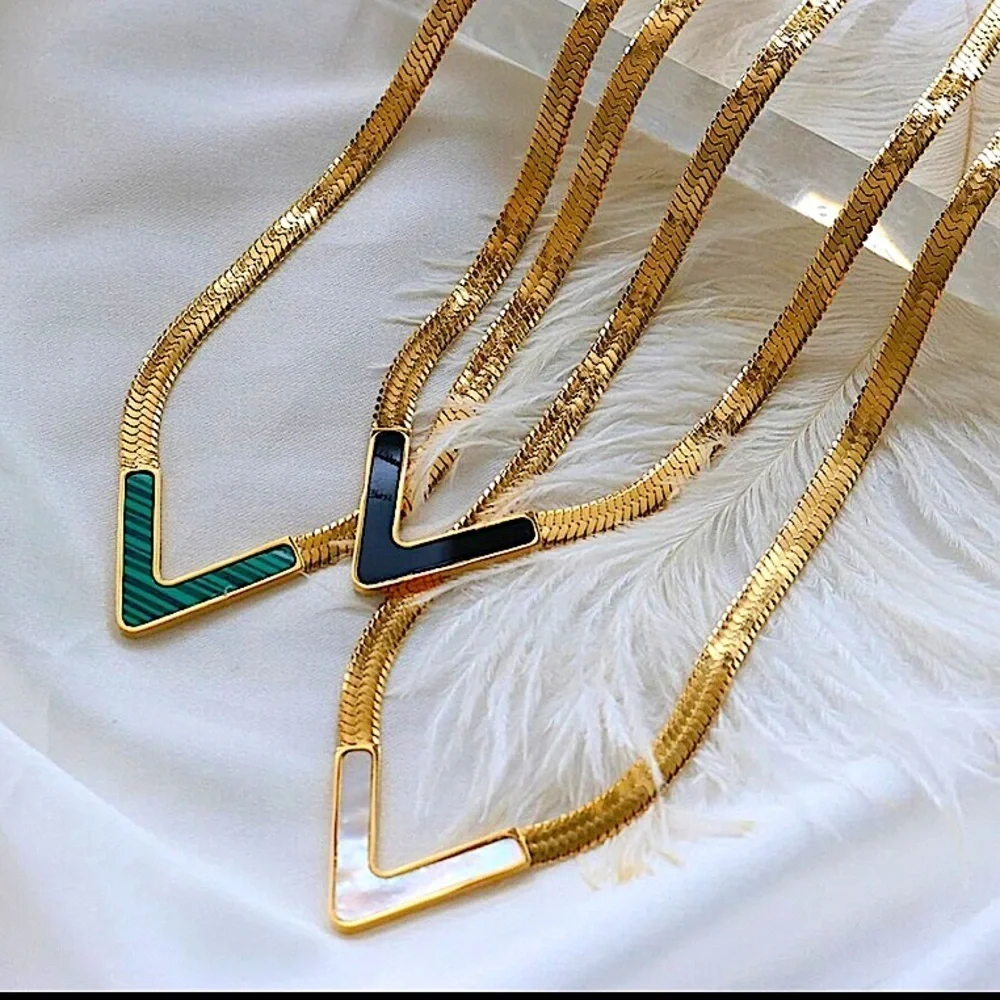 Gold 18K V Shaped Emerald Collarbone Flat Clavicle Herringbone Necklace